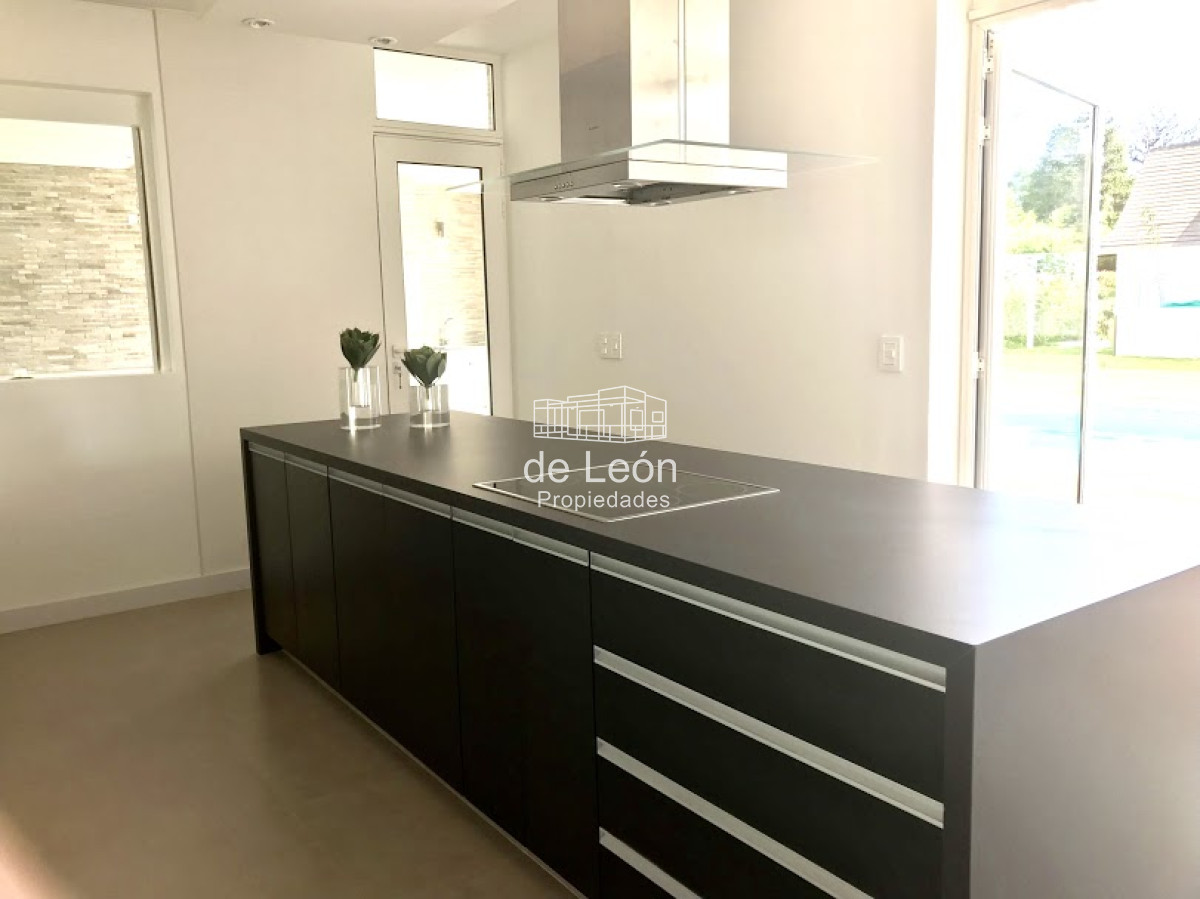 Casa ID.15046 - Venta Boulevard Park, Playa Mansa,  4 suite, mas servicio .