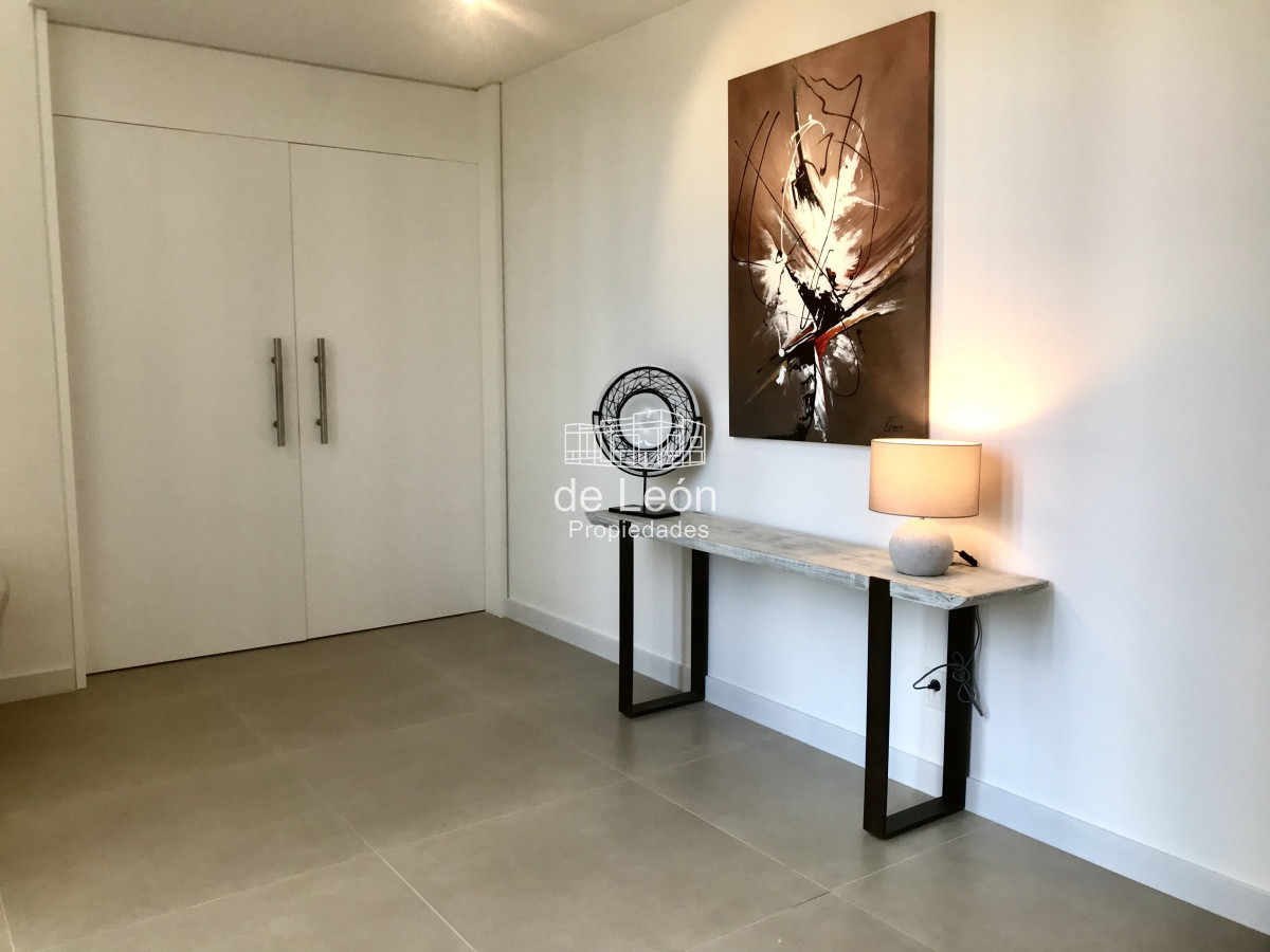 Casa ID.15046 - Venta Boulevard Park, Playa Mansa,  4 suite, mas servicio .