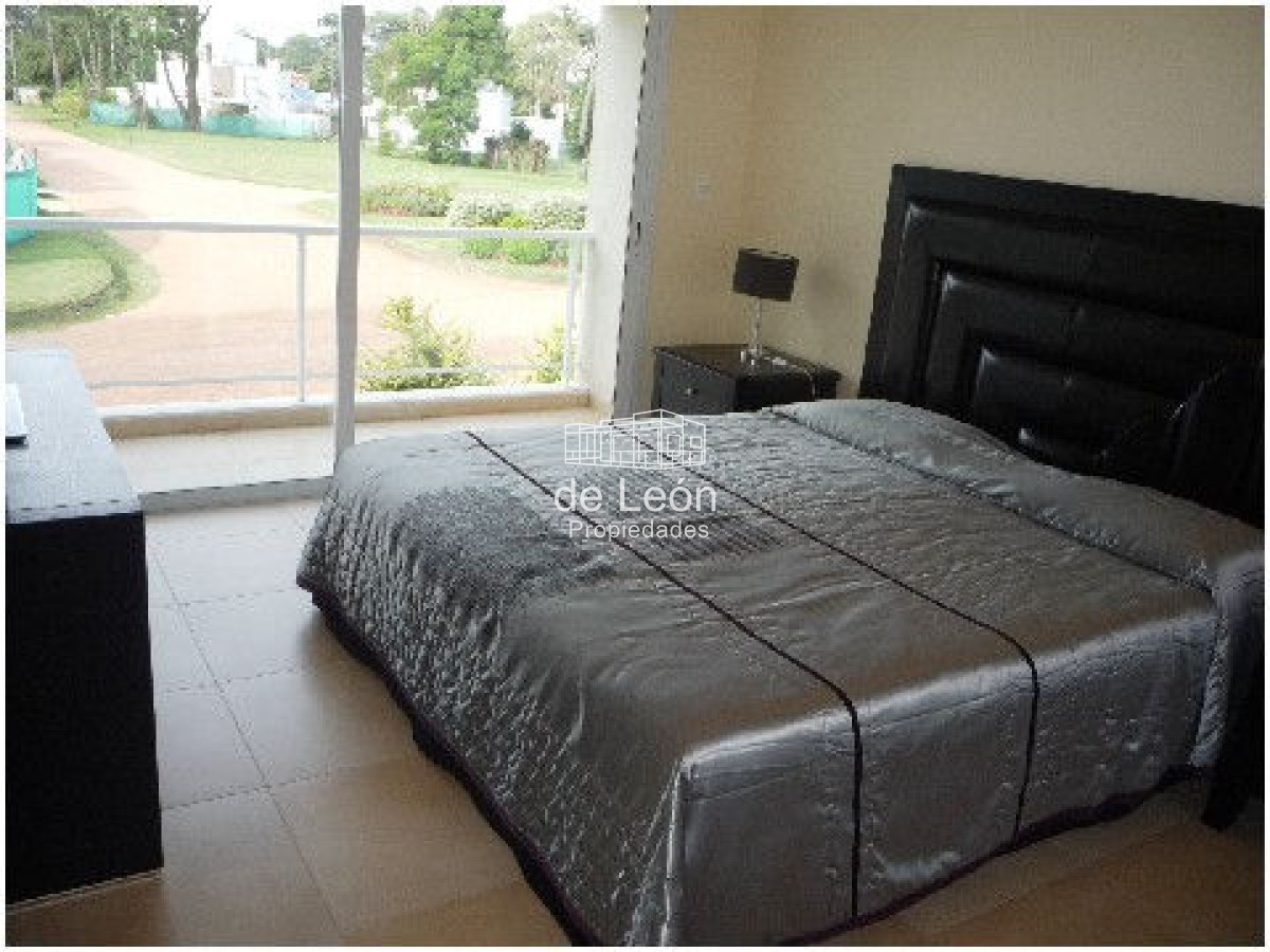 Casa ID.15048 - Venta casa ubicada en Barrio  Privado  Playa Mansa, 4 dormitorios 