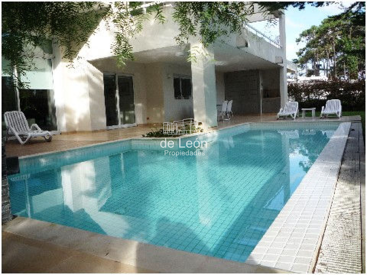 Casa ID.15048 - Venta casa ubicada en Barrio  Privado  Playa Mansa, 4 dormitorios 