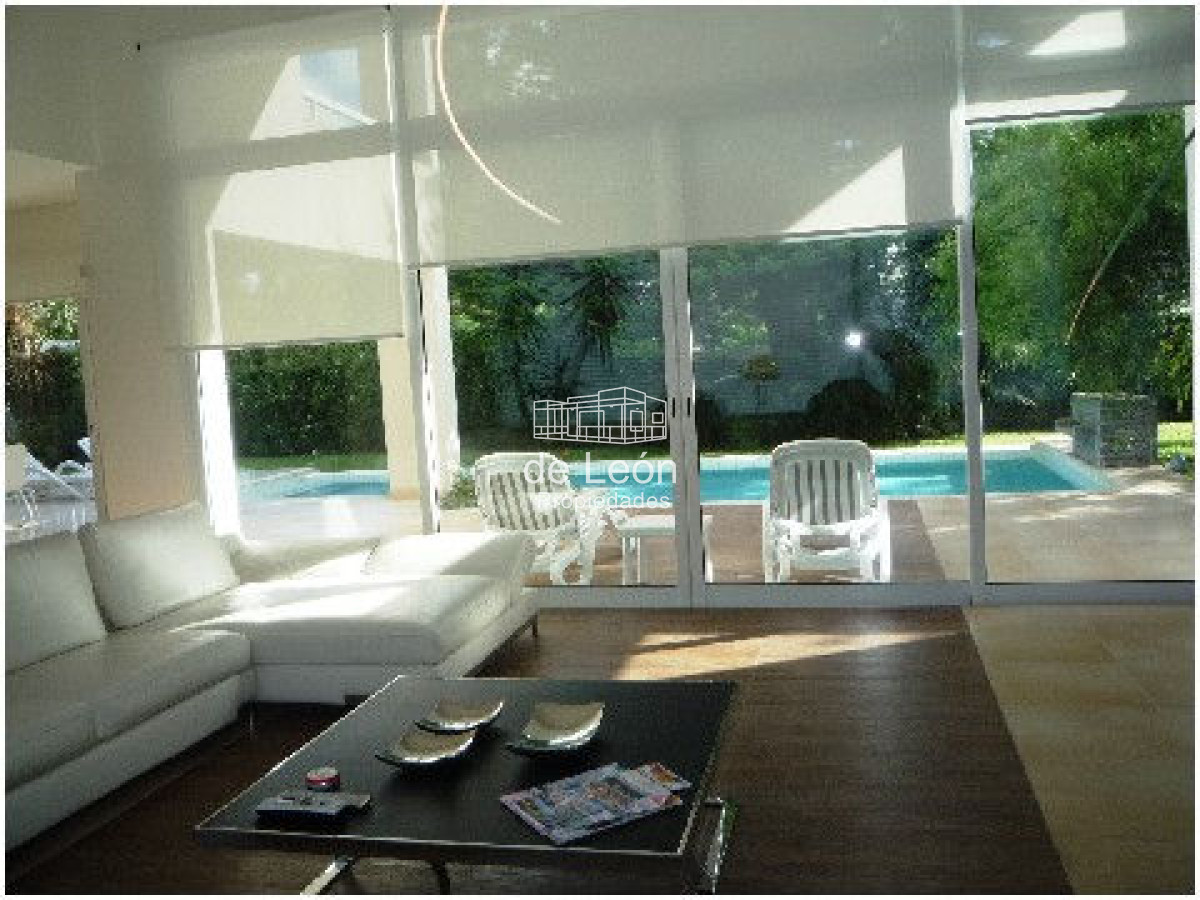 Casa ID.15048 - Venta casa ubicada en Barrio  Privado  Playa Mansa, 4 dormitorios 