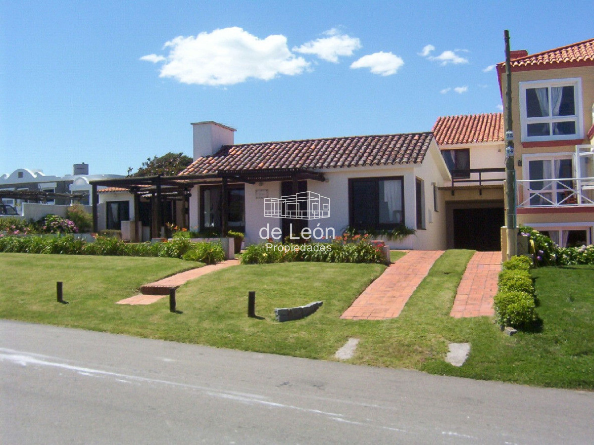 Casa ID.14850 - Venta  casa en Manantiales, 3 dormitorios mas  servicio