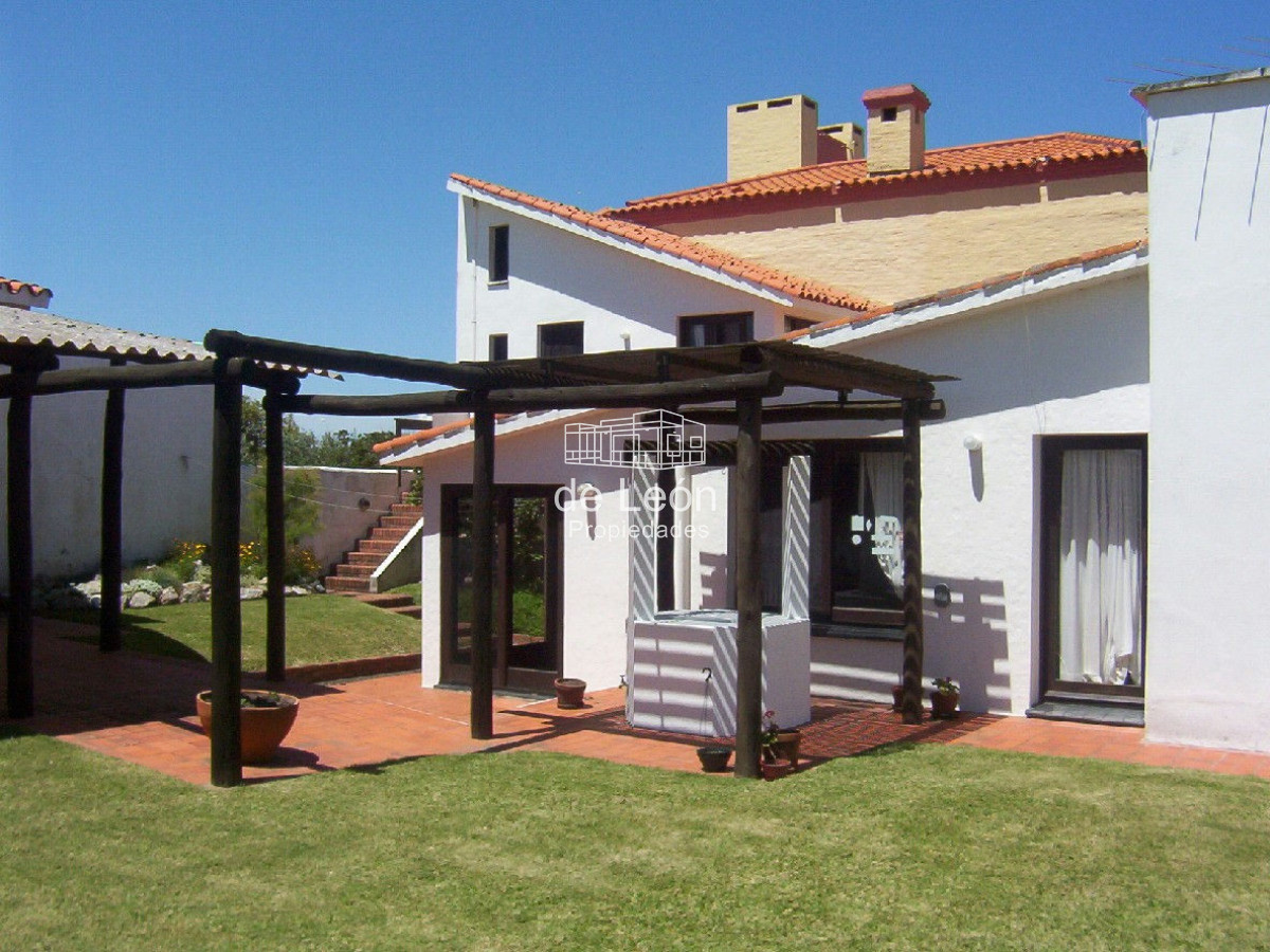 Casa ID.14850 - Venta  casa en Manantiales, 3 dormitorios mas  servicio