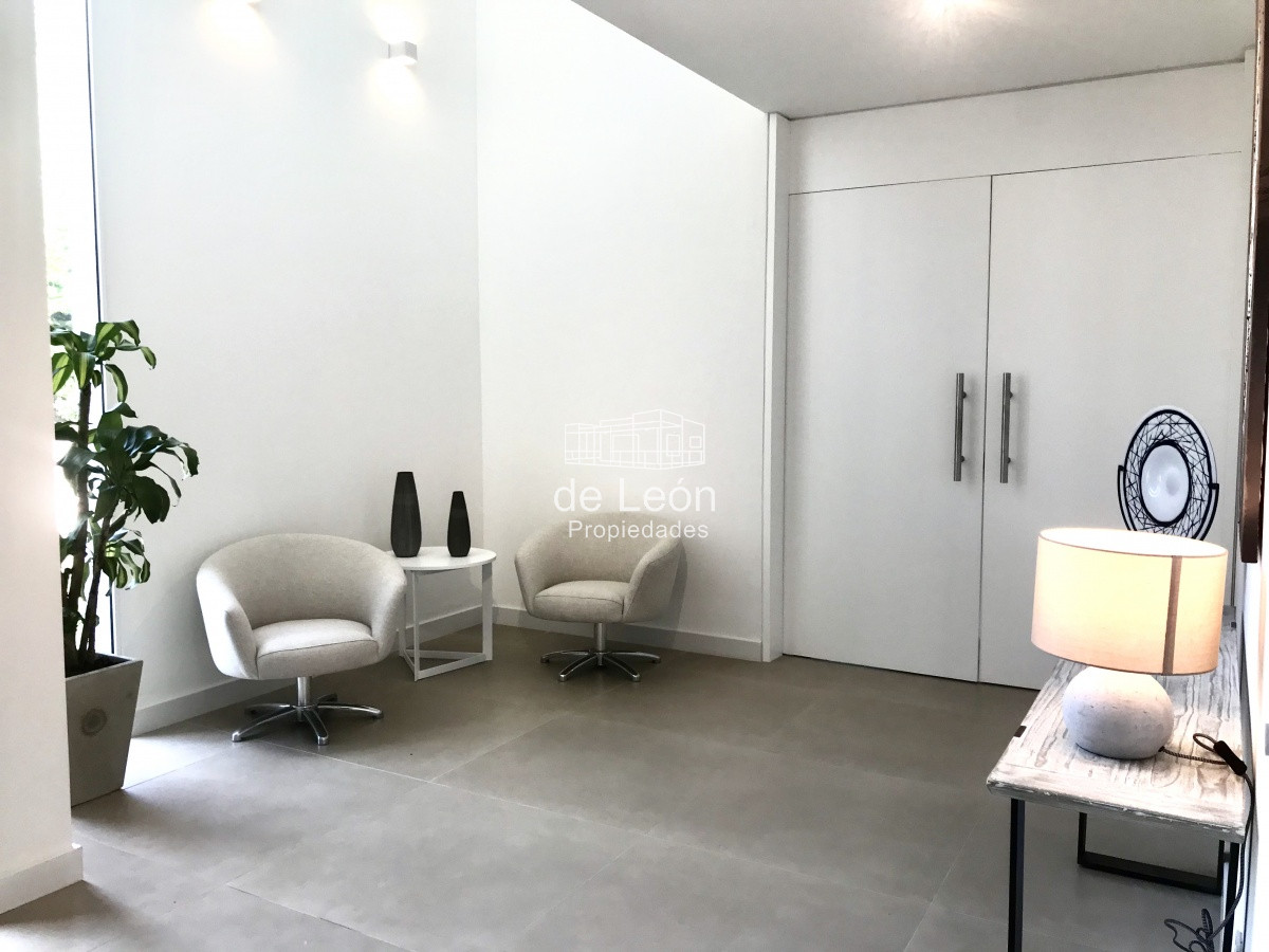 Casa ID.15046 - Venta Boulevard Park, Playa Mansa,  4 suite, mas servicio .