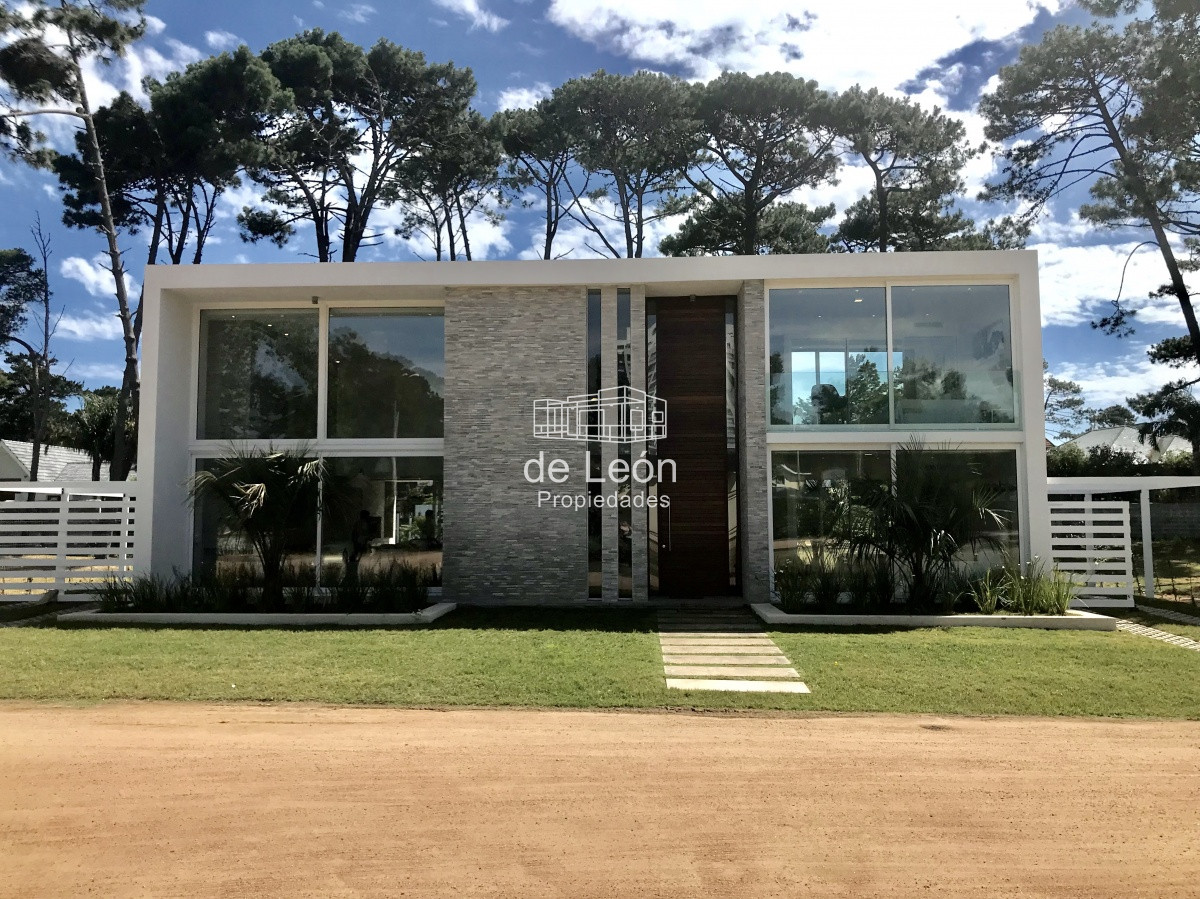 Casa ID.15046 - Venta Boulevard Park, Playa Mansa,  4 suite, mas servicio .