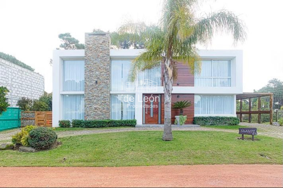 Casa ID.15047 - Venta casa 3 dormitorios en Playa Mansa , Barrio Privado Boulevard Park 