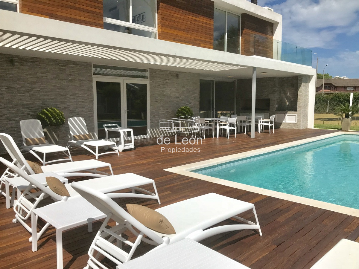 Casa ID.15046 - Venta Boulevard Park, Playa Mansa,  4 suite, mas servicio .