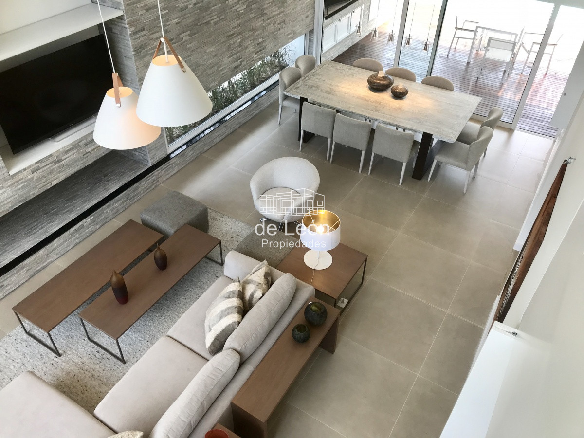 Casa ID.15046 - Venta Boulevard Park, Playa Mansa,  4 suite, mas servicio .
