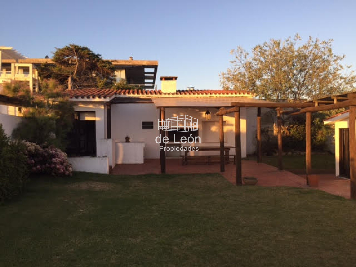 Casa ID.14850 - Venta  casa en Manantiales, 3 dormitorios mas  servicio