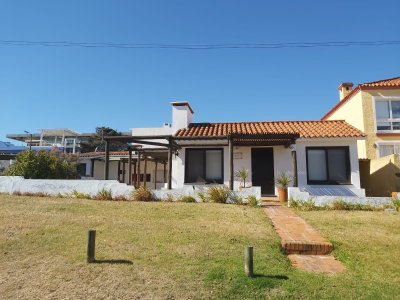 Venta  casa en Manantiales, 3 dormitorios mas  servicio