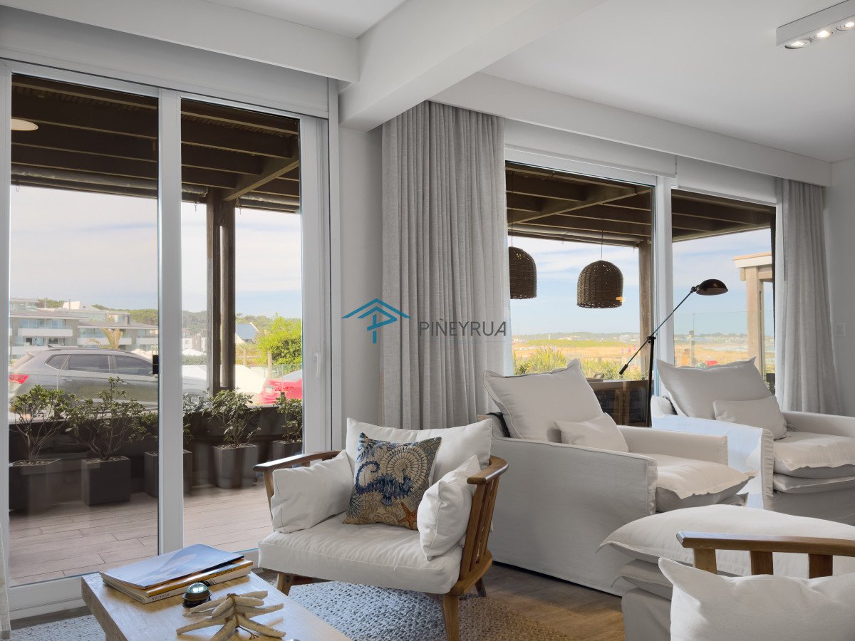 Venta y alquiler apartamento de 3 dormitorios mas dependencia en La Barra 