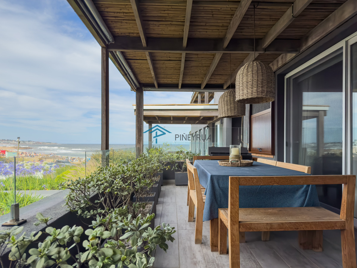 Venta y alquiler apartamento de 3 dormitorios mas dependencia en La Barra 