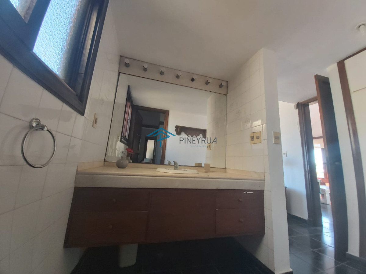 Venta casa en Manantiales, 3 dormitorios mas servicio