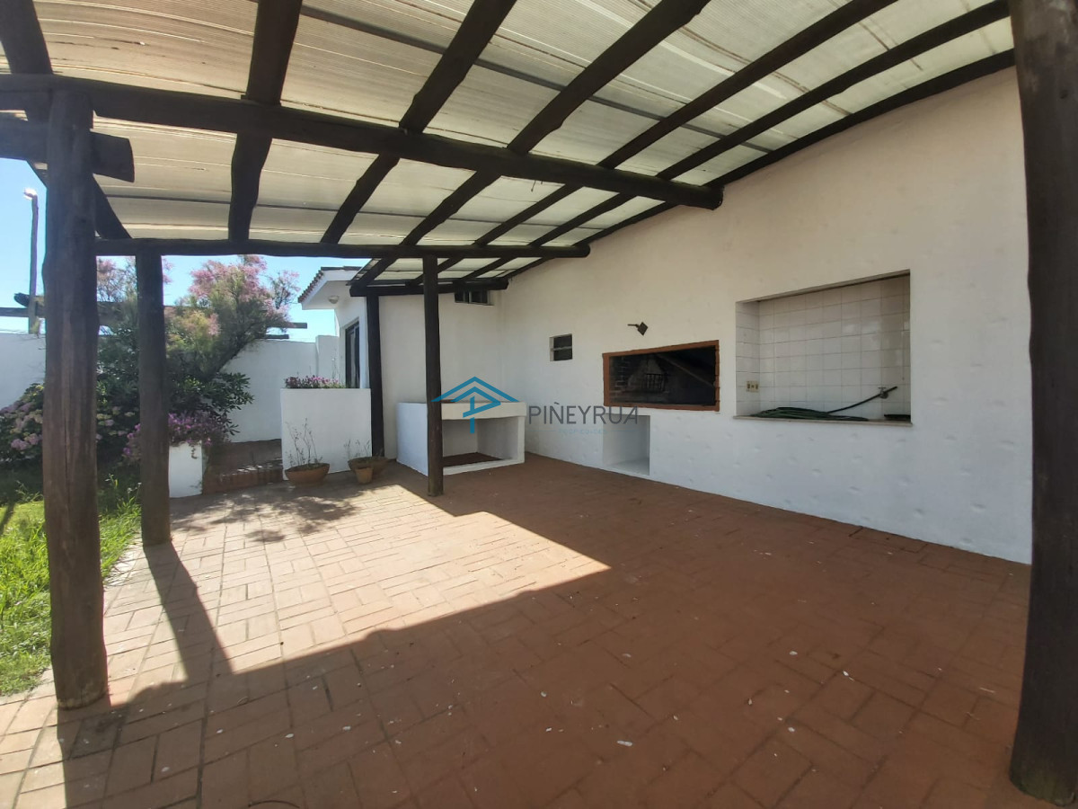 Venta  casa en Manantiales, 3 dormitorios mas  servicio