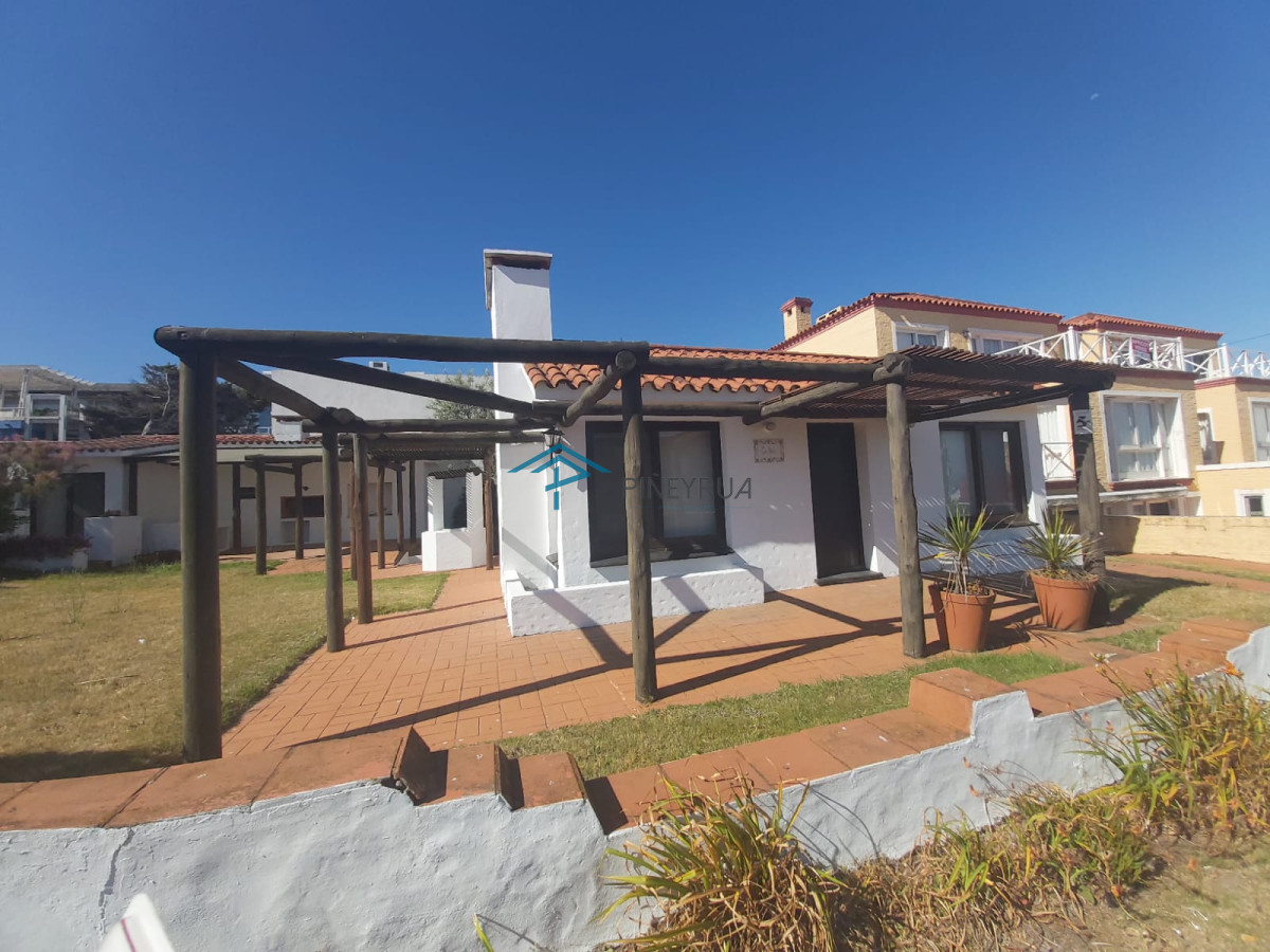 Venta casa en Manantiales, 3 dormitorios mas servicio