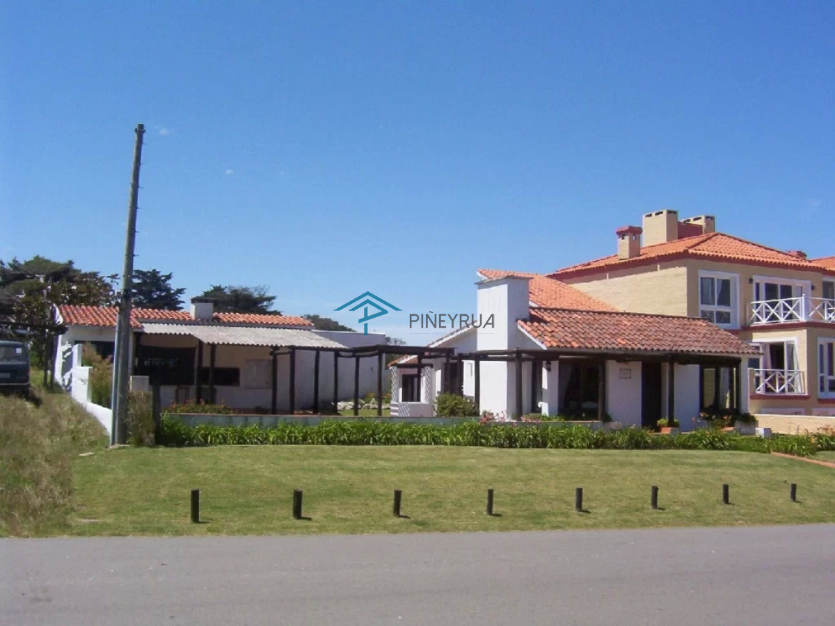 Venta casa en Manantiales, 3 dormitorios mas servicio