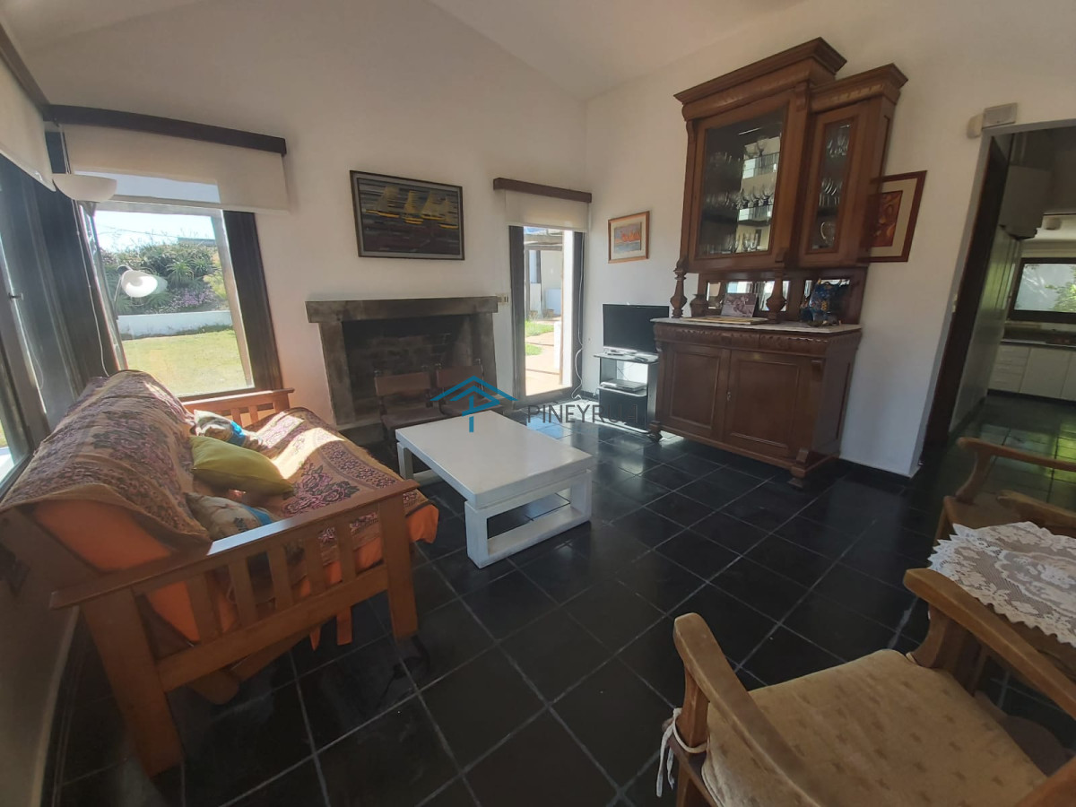 Venta casa en Manantiales, 3 dormitorios mas servicio