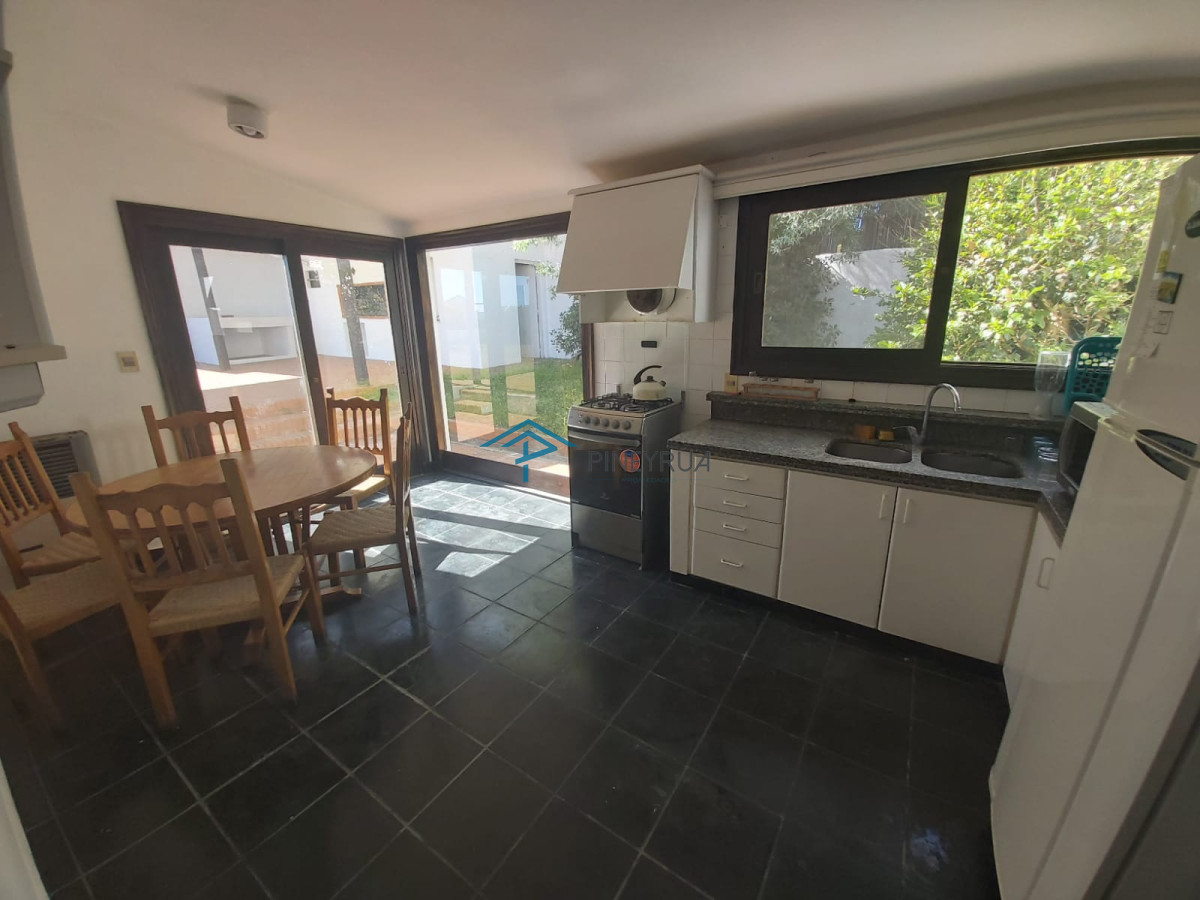 Venta casa en Manantiales, 3 dormitorios mas servicio