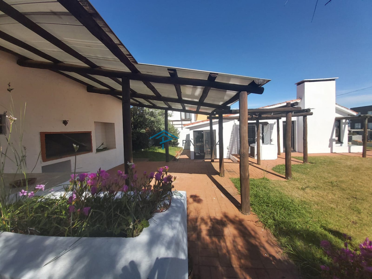 Venta casa en Manantiales, 3 dormitorios mas servicio