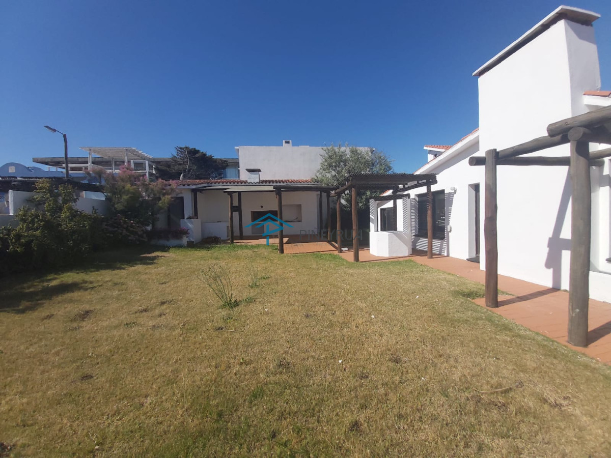 Venta casa en Manantiales, 3 dormitorios mas servicio