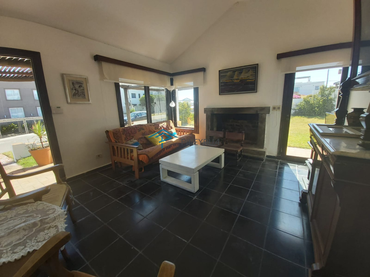 Venta casa en Manantiales, 3 dormitorios mas servicio