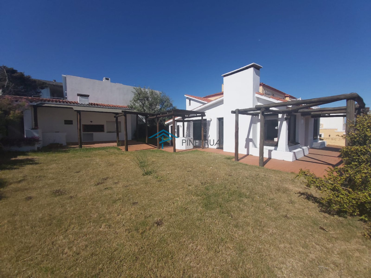 Venta casa en Manantiales, 3 dormitorios mas servicio