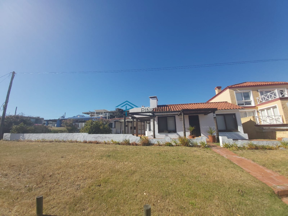 Venta casa en Manantiales, 3 dormitorios mas servicio