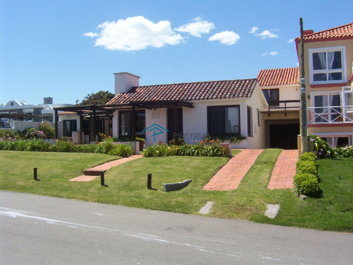 Venta casa en Manantiales, 3 dormitorios mas servicio