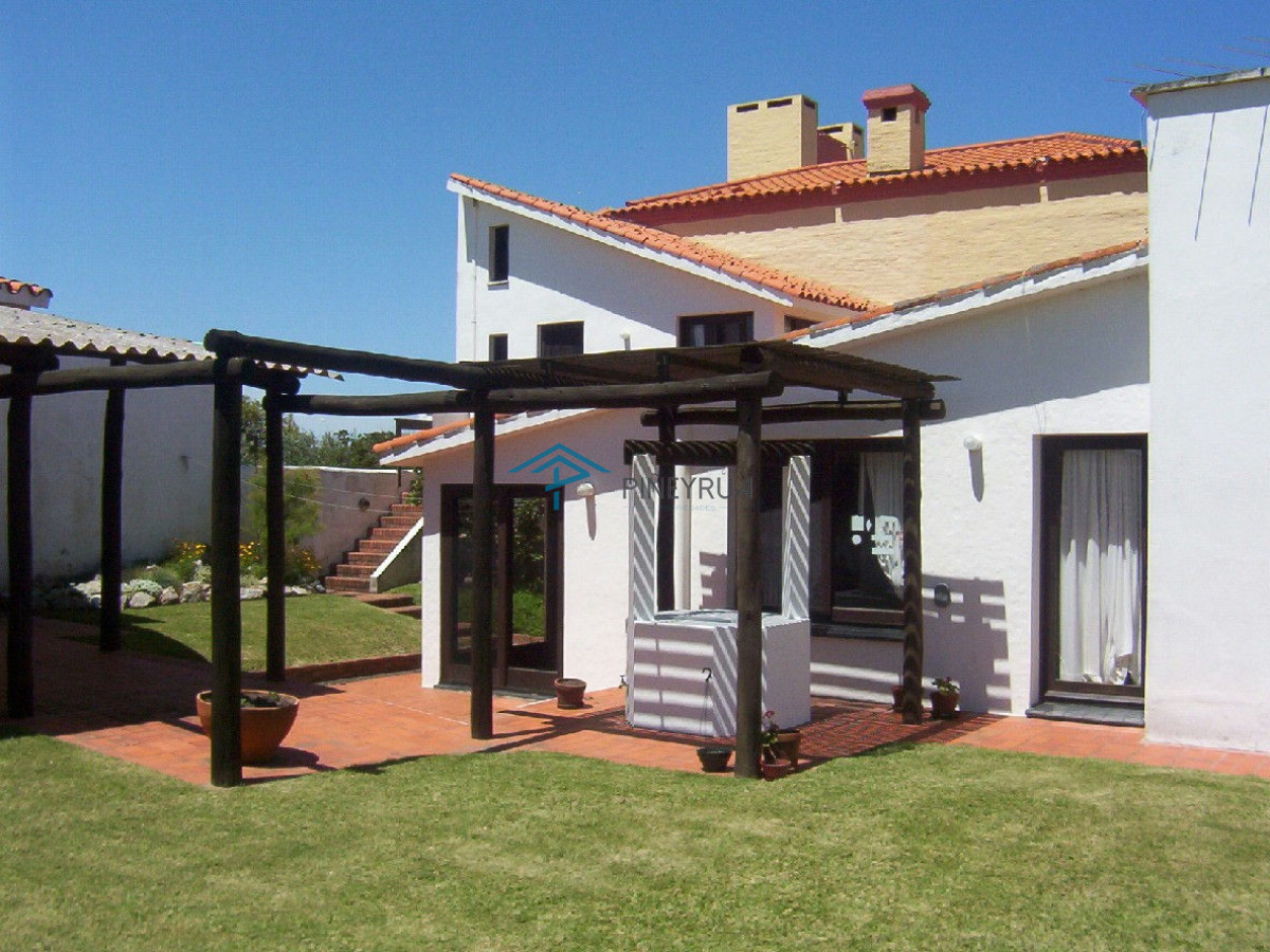 Venta  casa en Manantiales, 3 dormitorios mas  servicio