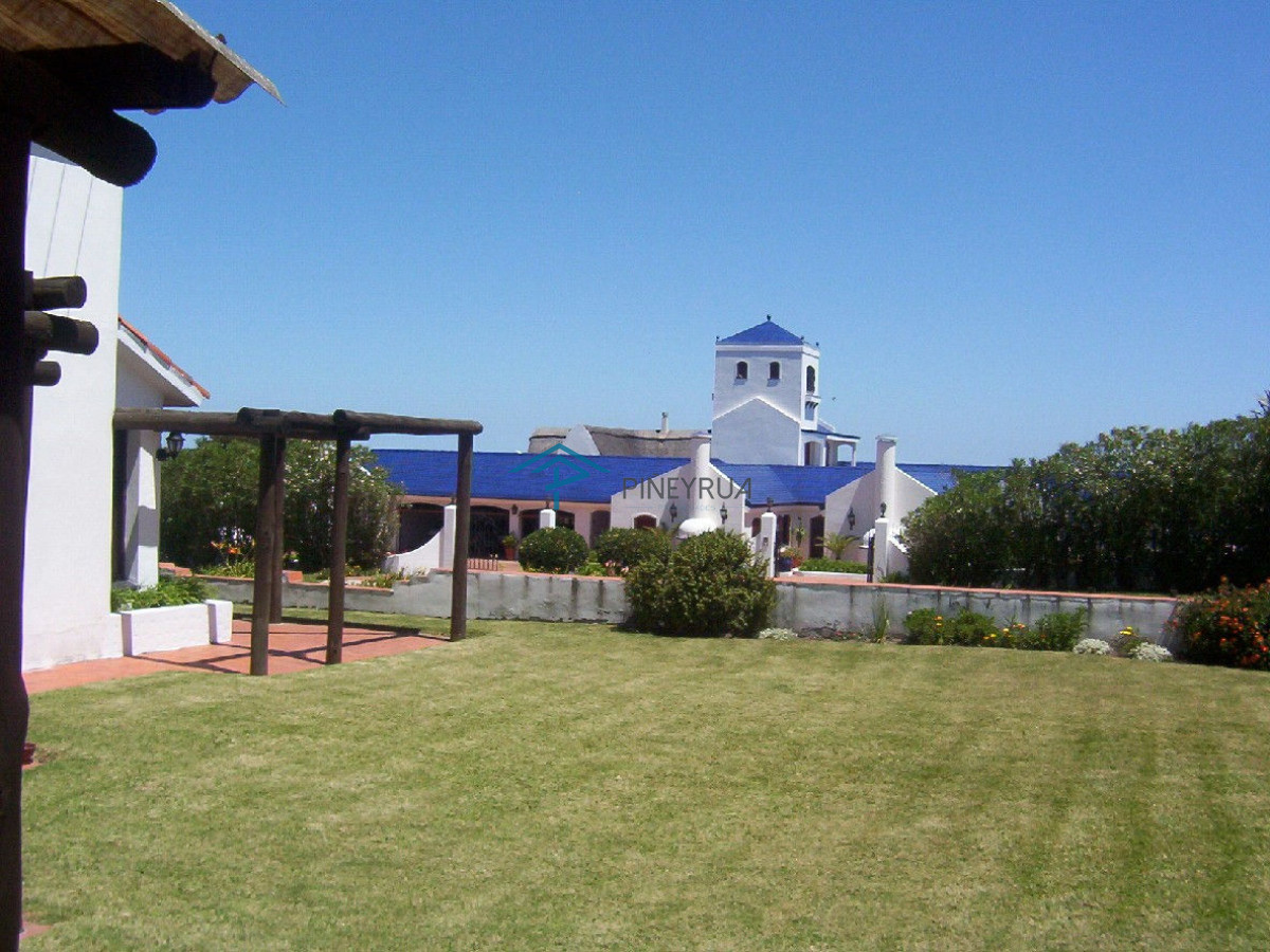 Venta  casa en Manantiales, 3 dormitorios mas  servicio