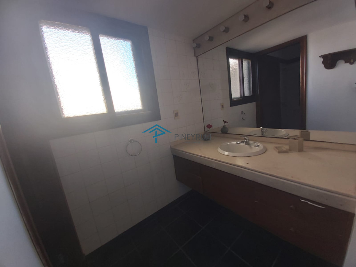 Venta casa en Manantiales, 3 dormitorios mas servicio