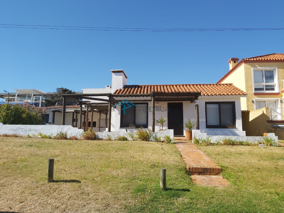 Venta casa en Manantiales, 3 dormitorios mas servicio