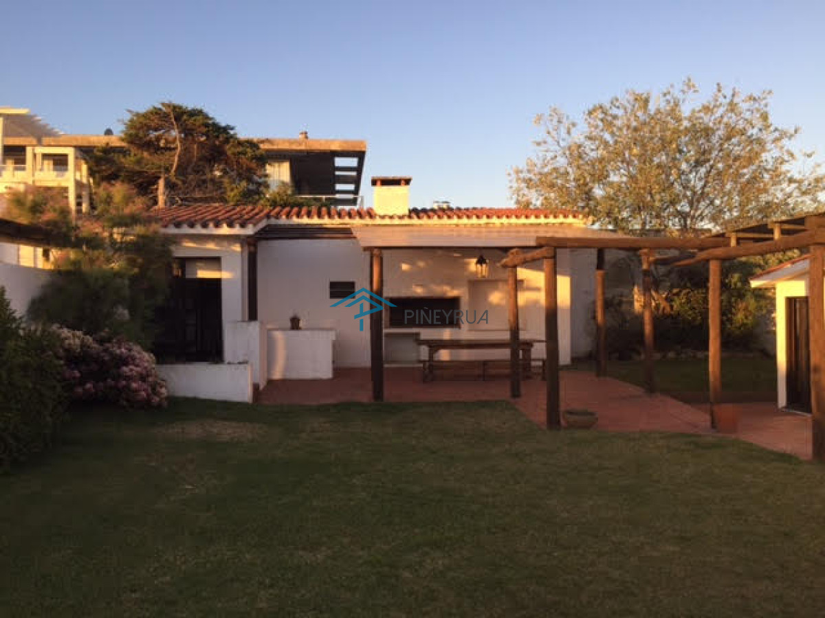 Venta  casa en Manantiales, 3 dormitorios mas  servicio