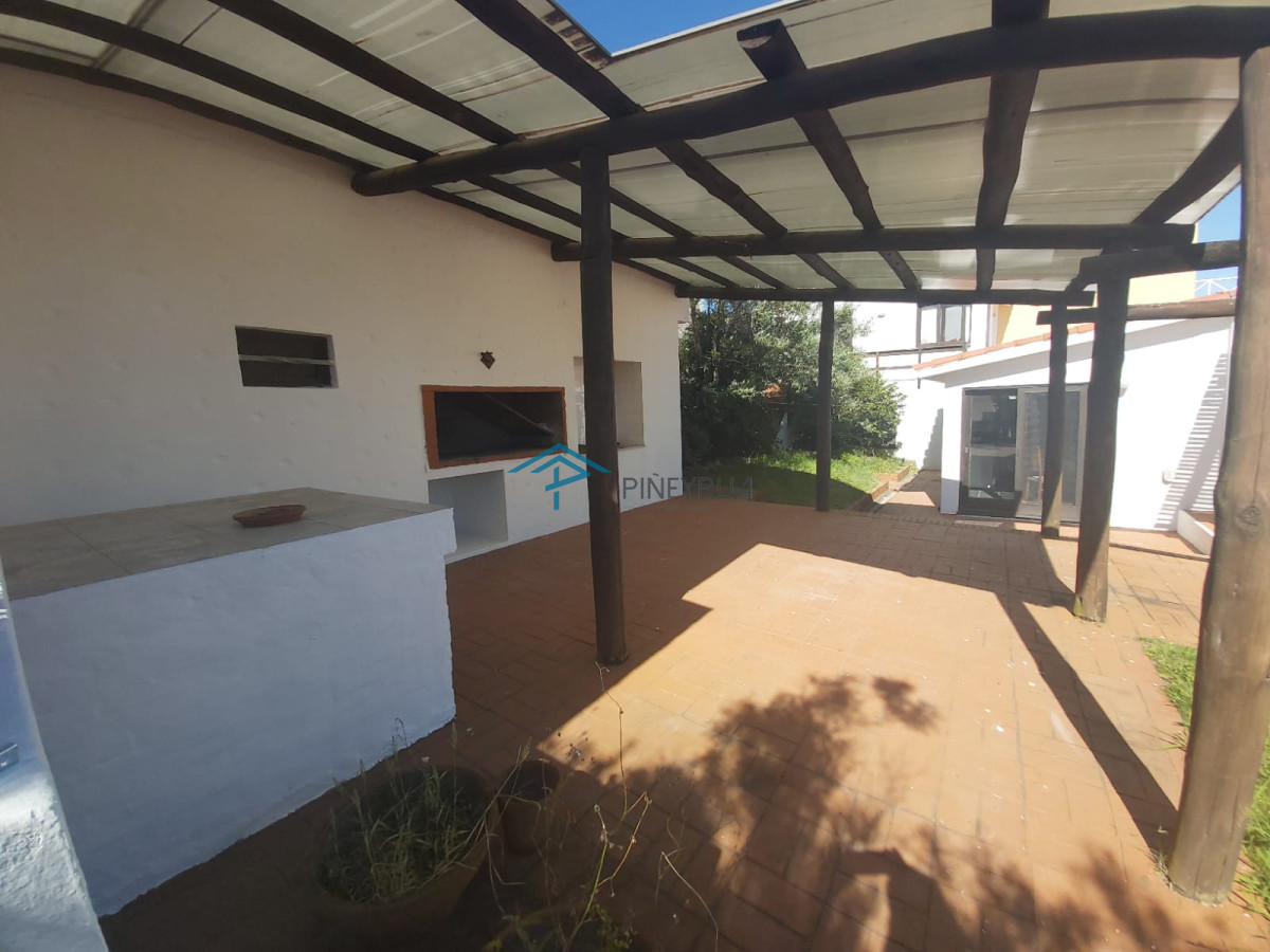 Venta casa en Manantiales, 3 dormitorios mas servicio