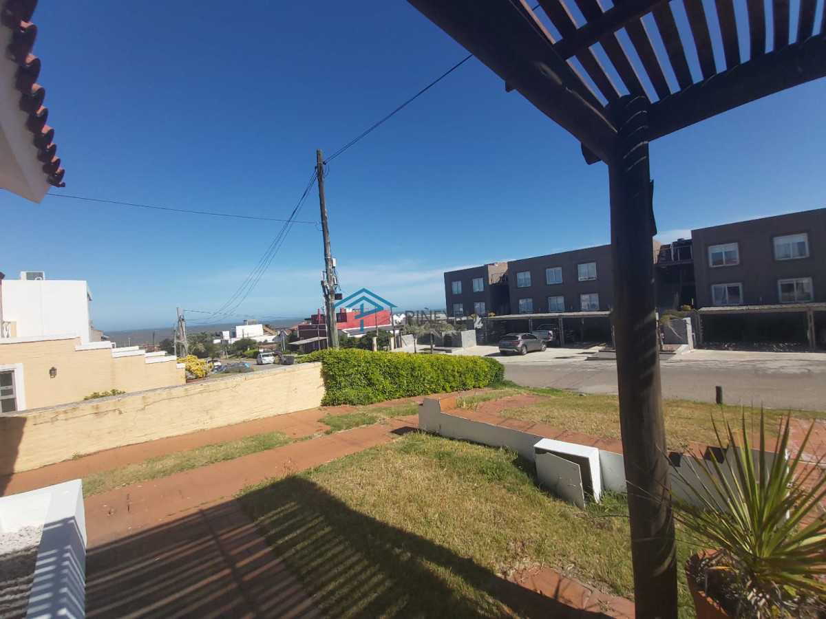 Venta casa en Manantiales, 3 dormitorios mas servicio