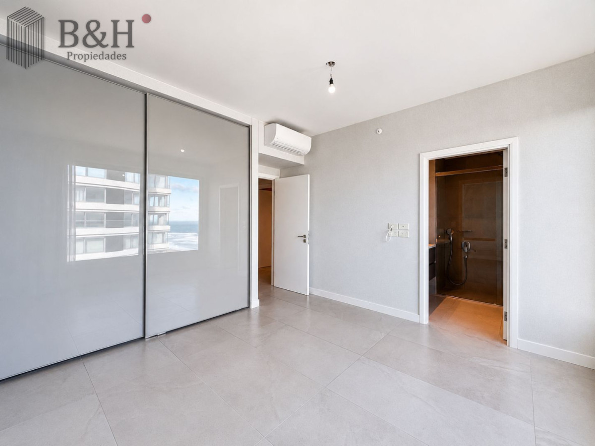 Apartamento ID.7224 - Apartamento en venta de 4 dormitorios  en suite en Le Parc III, Playa Brava Punta del Este.