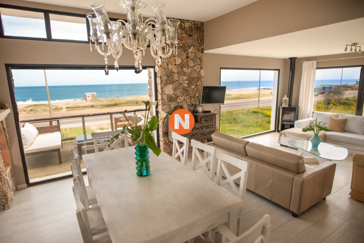 Casa Ref.219923 - Hermosa casa frente al mar en Punta Piedras