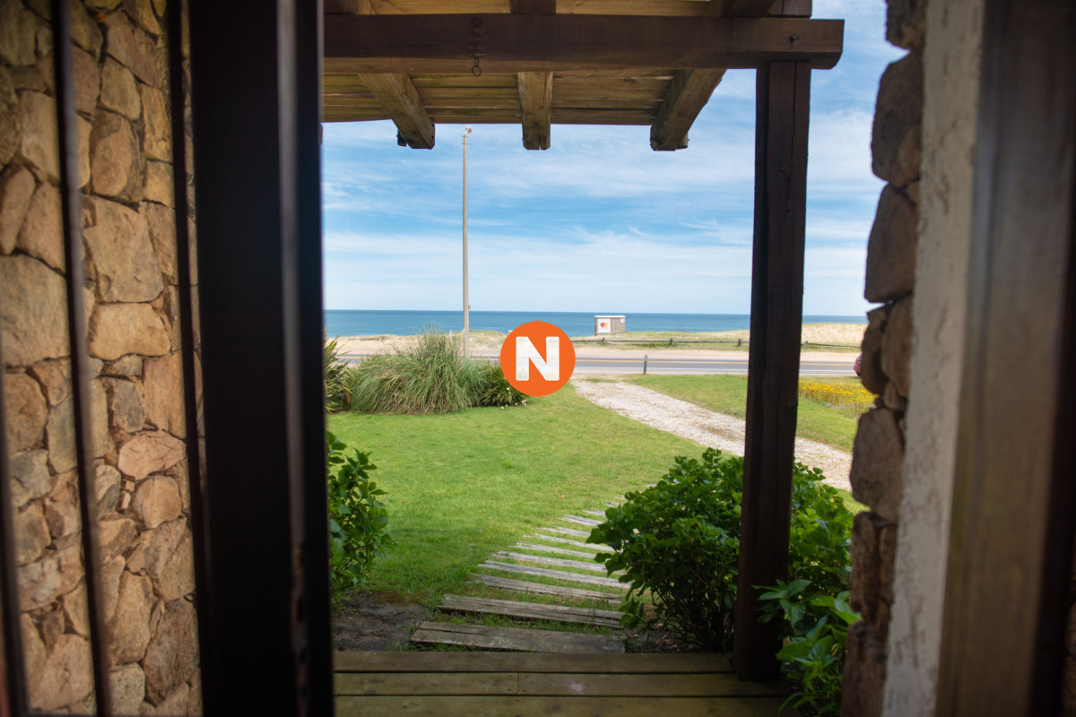 Casa Ref.219923 - Hermosa casa frente al mar en Punta Piedras