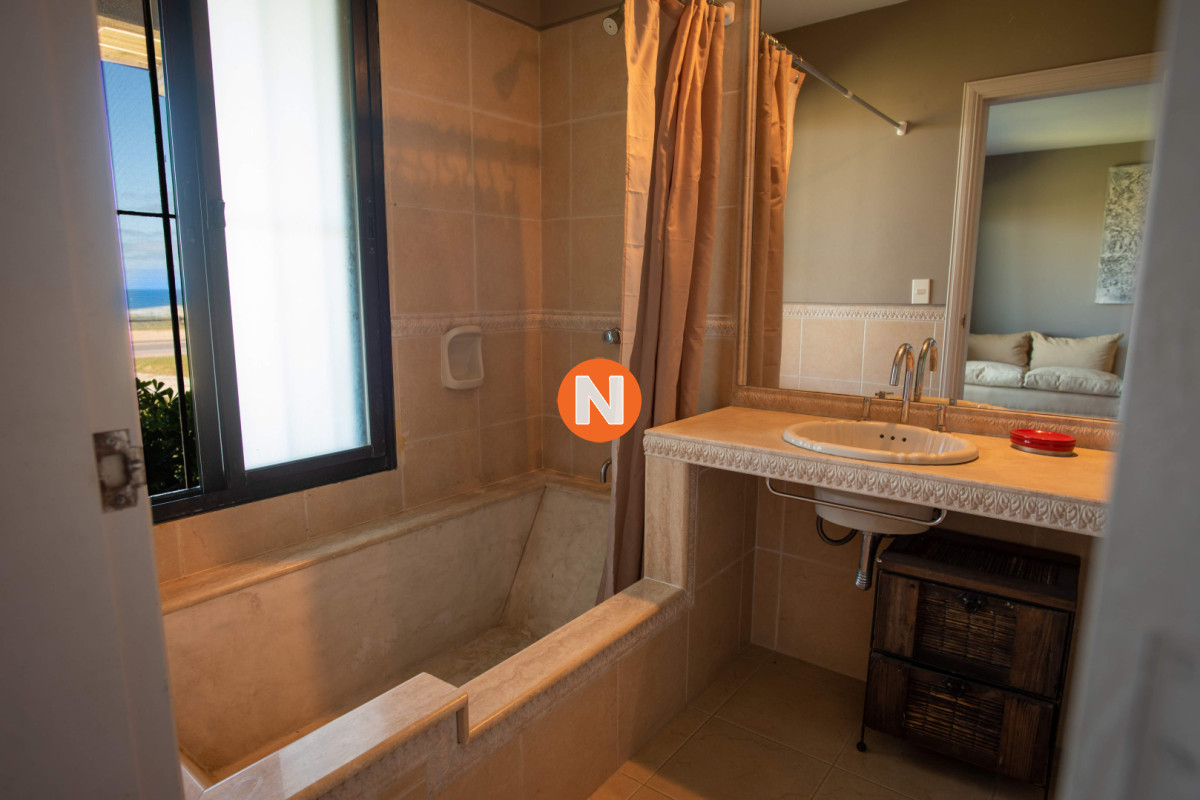 Casa Ref.219923 - Hermosa casa frente al mar en Punta Piedras