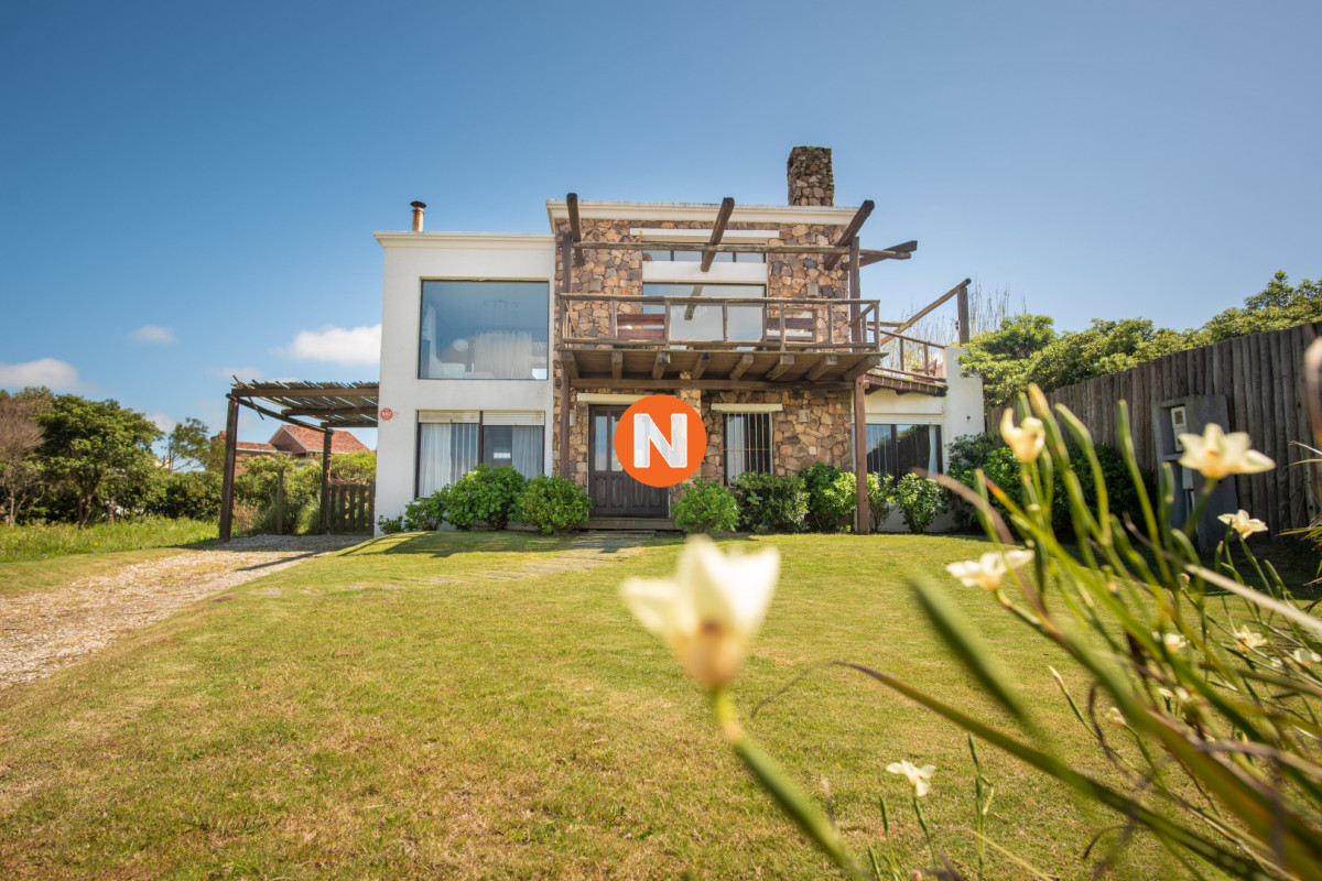 Casa Ref.219923 - Hermosa casa frente al mar en Punta Piedras