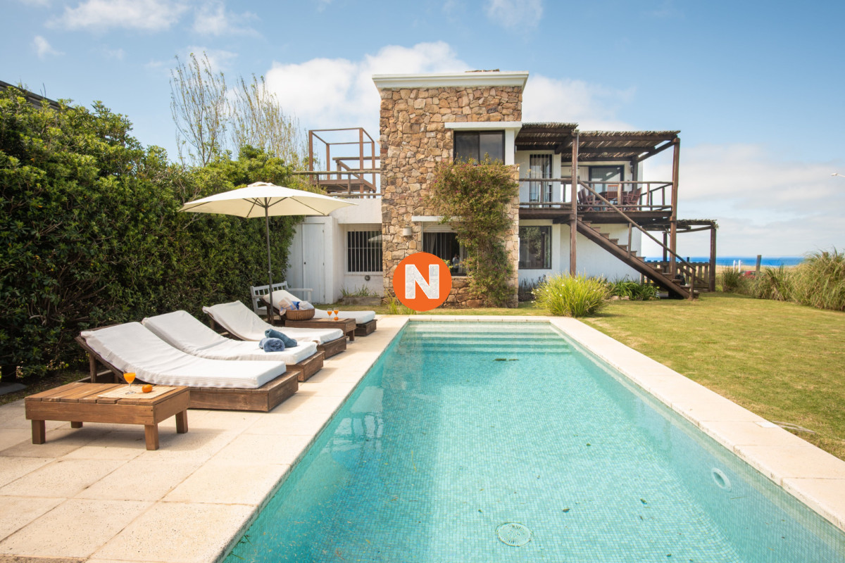 Casa Ref.219923 - Hermosa casa frente al mar en Punta Piedras