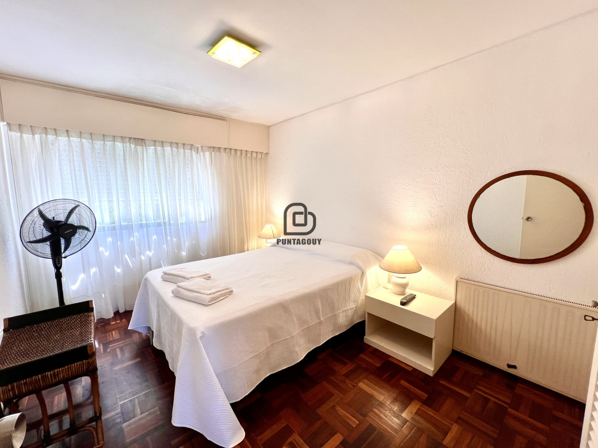 Apartamento ID.1832 - Alquiler apartamento 2 dormitorios mas dependencia de servicio en Playa Mansa, Punta del Este 