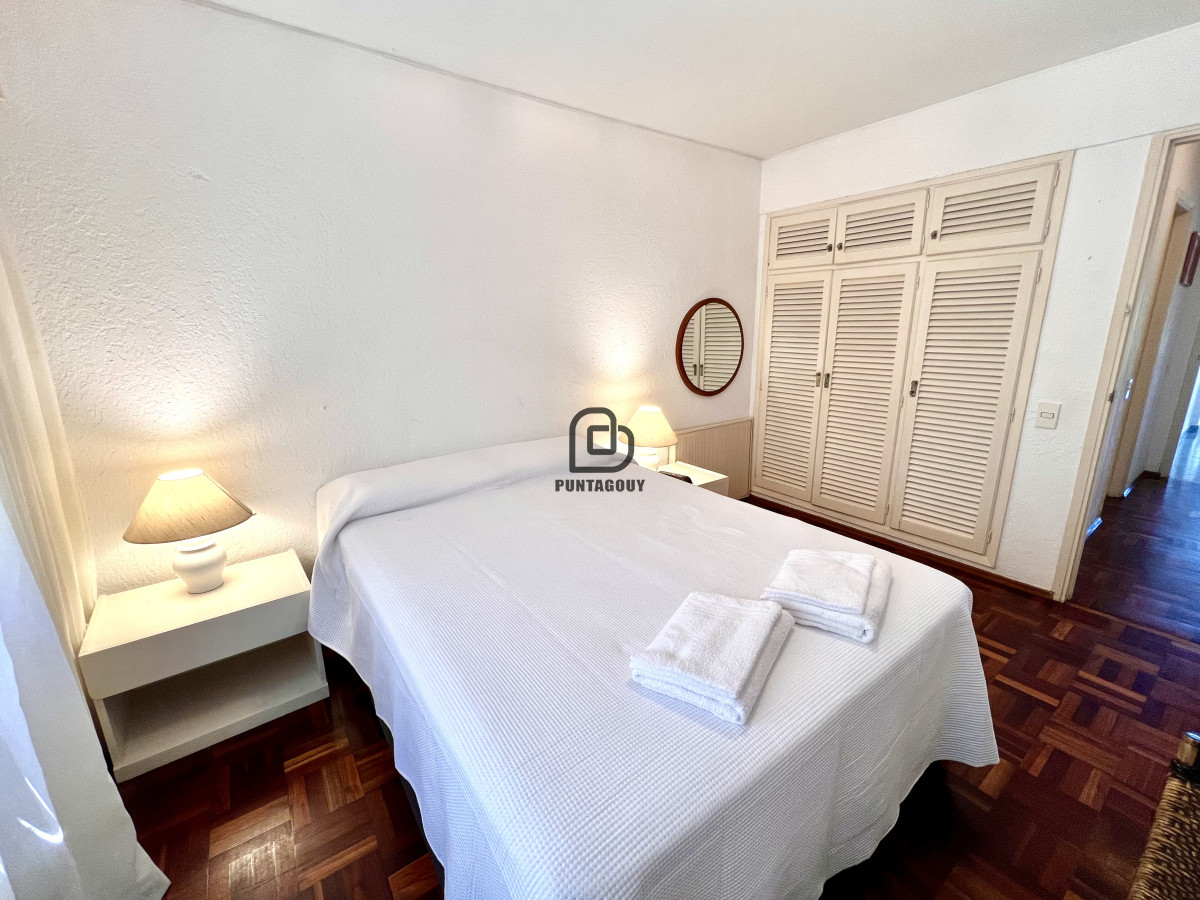 Apartamento ID.1832 - Alquiler apartamento 2 dormitorios mas dependencia de servicio en Playa Mansa, Punta del Este 