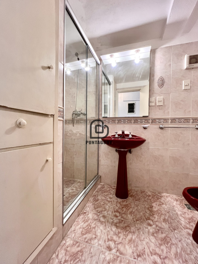 Apartamento ID.1832 - Alquiler apartamento 2 dormitorios mas dependencia de servicio en Playa Mansa, Punta del Este 