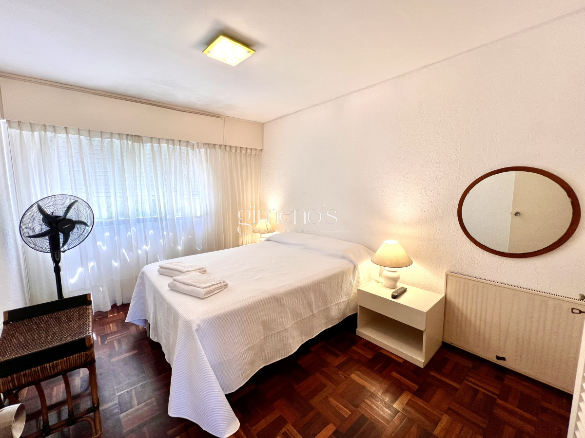 Apartamento ID.449 - Alquiler apartamento 2 dormitorios mas dependencia de servicio en Playa Mansa, Punta del Este 