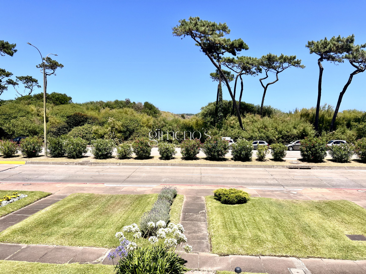 Apartamento ID.449 - Alquiler apartamento 2 dormitorios mas dependencia de servicio en Playa Mansa, Punta del Este 