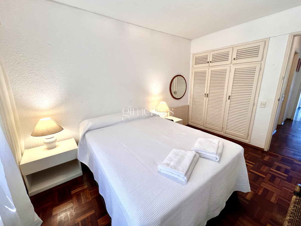 Apartamento ID.449 - Alquiler apartamento 2 dormitorios mas dependencia de servicio en Playa Mansa, Punta del Este 