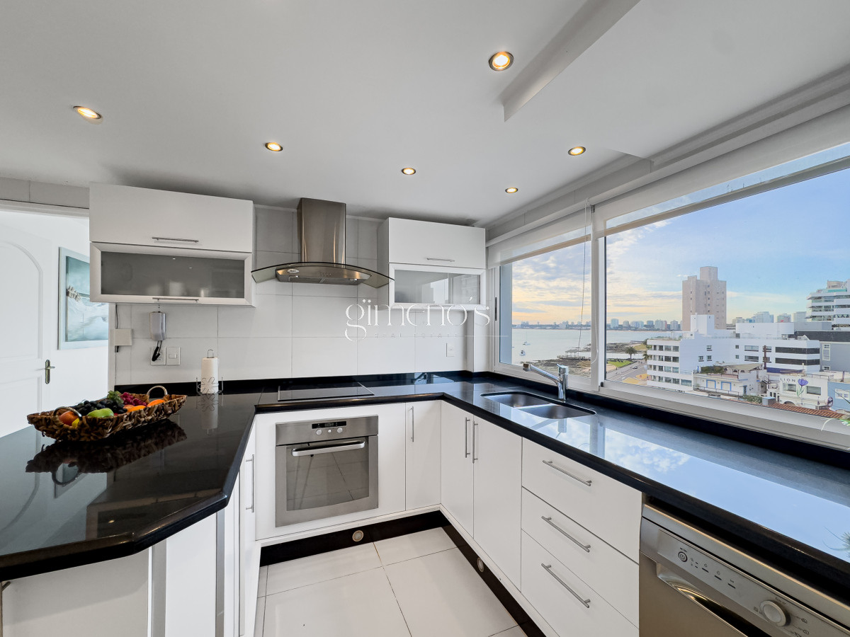 Apartamento ID.104 - Apartamento a la venta  6 dormitorios en el Puerto de Punta del Este,  Peninsula  
