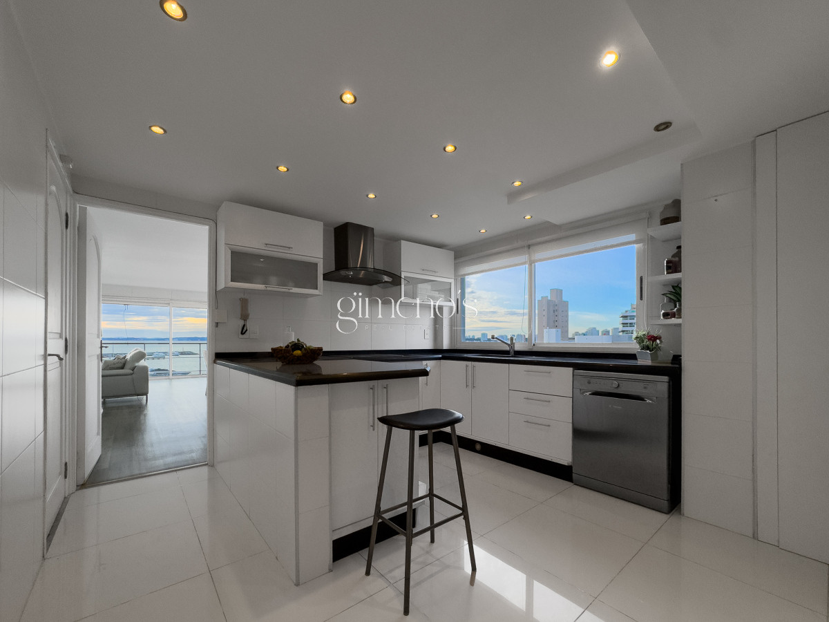 Apartamento ID.104 - Apartamento a la venta  6 dormitorios en el Puerto de Punta del Este,  Peninsula  