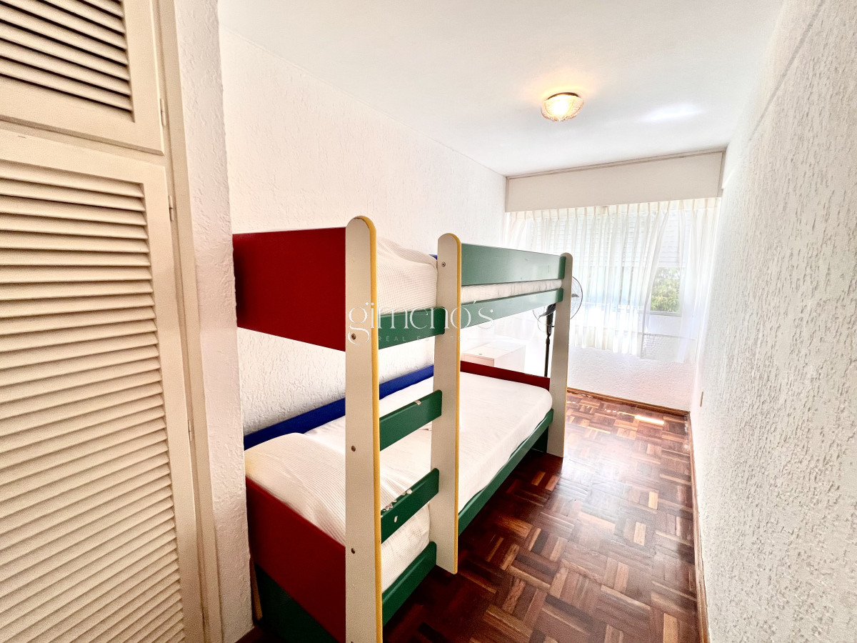 Apartamento ID.449 - Alquiler apartamento 2 dormitorios mas dependencia de servicio en Playa Mansa, Punta del Este 